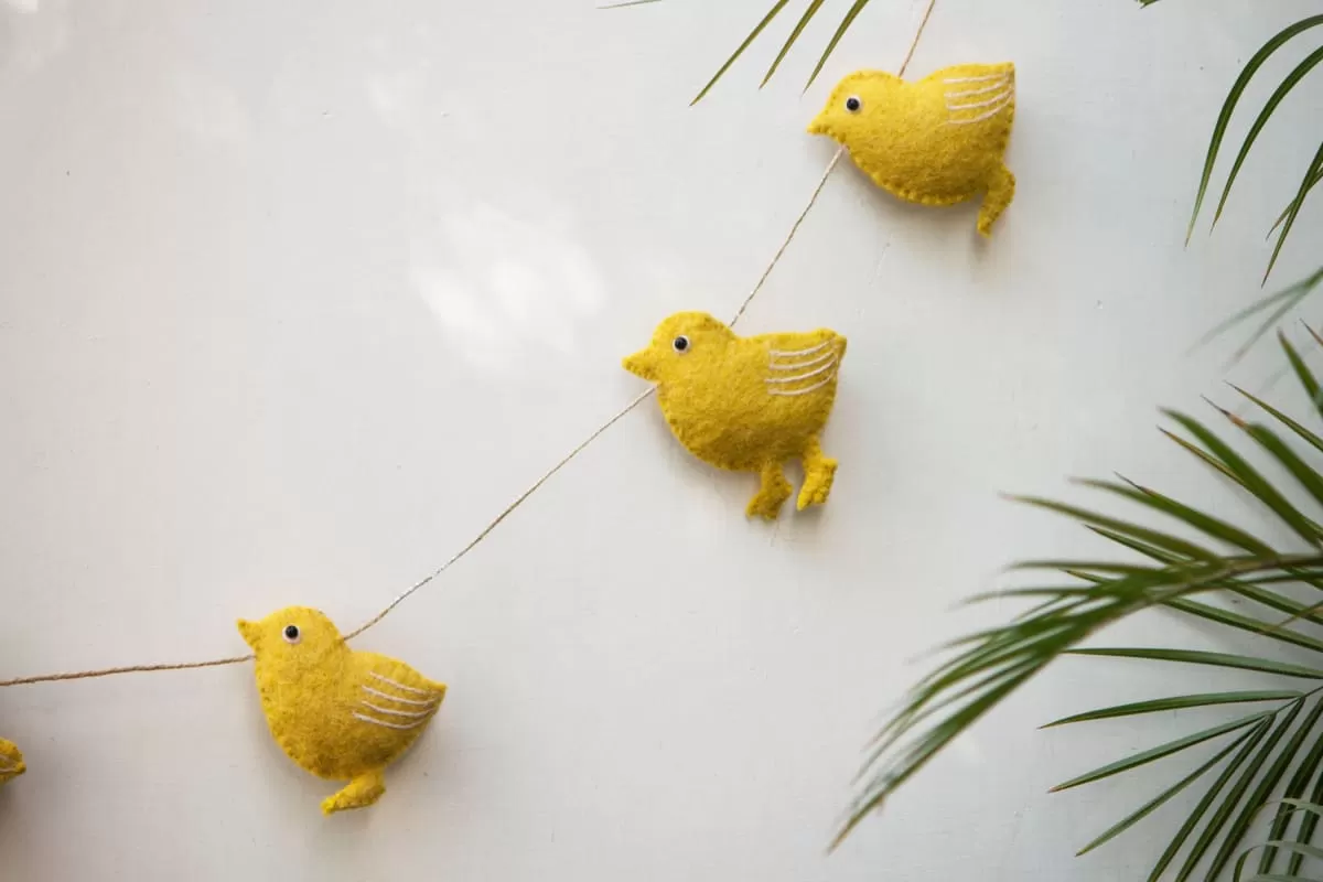 De Kulture Handmade Premium Wool Felt Easter Chicks Garland Eco Friendly Eastertide Wall Hanging Home Office Wedding Party Holiday Decoration Banner 48 Inches